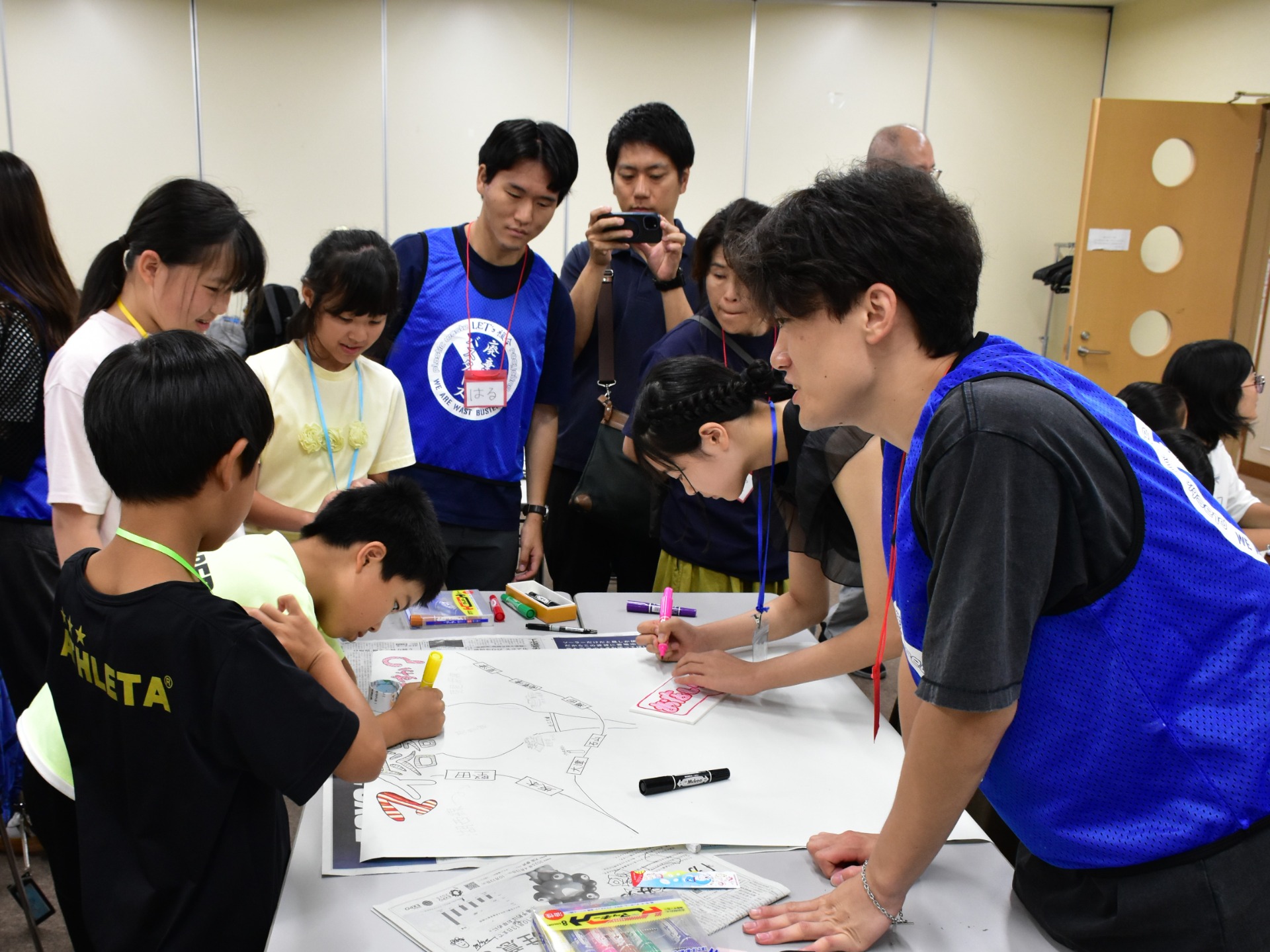 調査結果をポスターにまとめています。