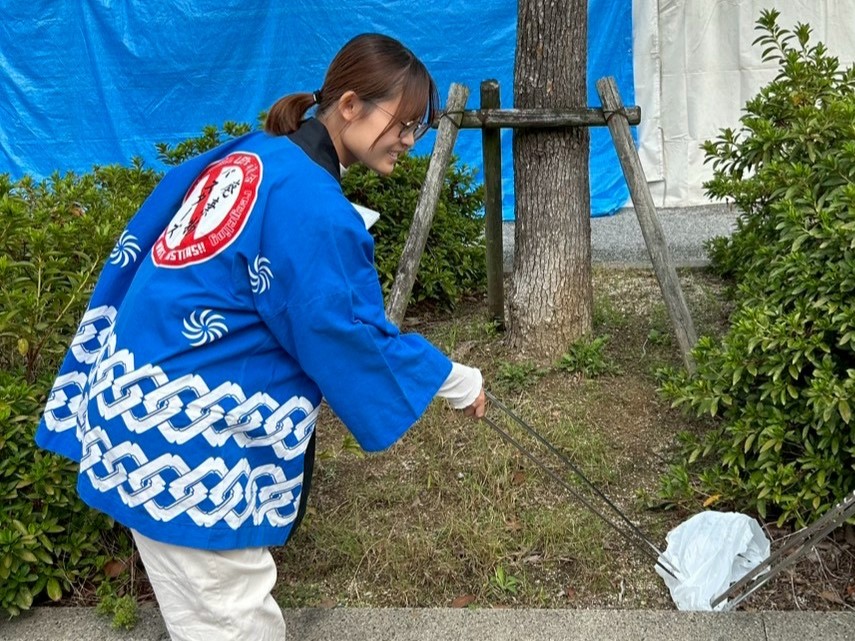 茂みに落ちているごみも見逃さず回収!