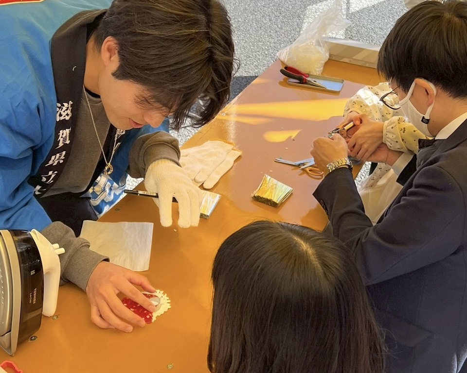 アイロンで溶かしながら作ります！