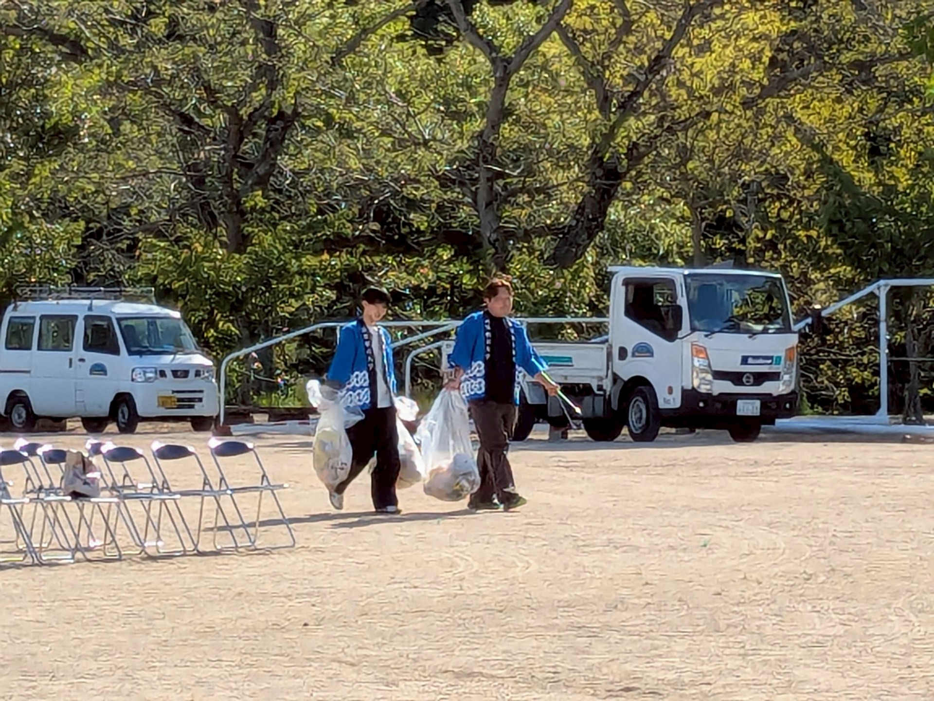 会場を回ってごみ拾いしました。