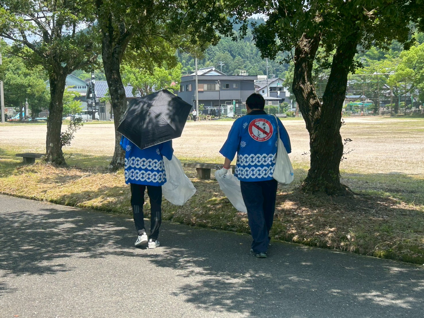 湖岸緑地でごみ拾い